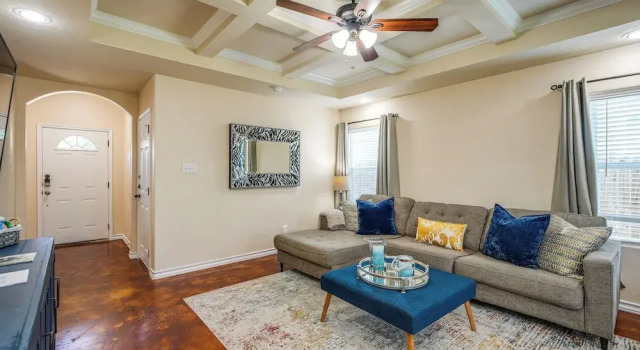 San Antonio Townhome ~ 2 Mi to Aquarium!, Забронировать Апартаменты/квартира Сан-Антонио Bexar County, рядом с San Antonio Aquarium