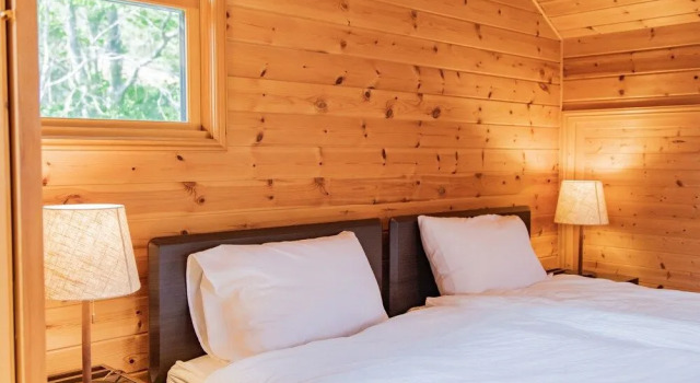 Izu House Luxury Log with Cozy Fireplace