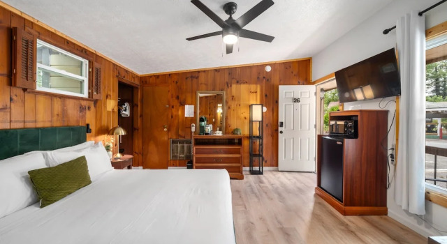 Номер Deluxe CedarWood Inn