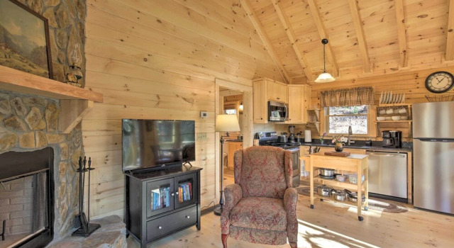 Коттедж Cherry Log Couples Cabin Near Hiking & Waterfalls