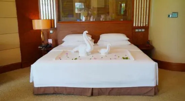 Кровать в общем номере Huquan Resorts & Spa