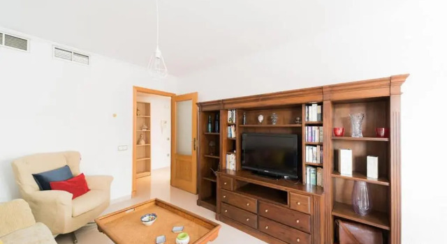 Amplio apartamento a 50m de la playa/Wide and cozy apartment 50m from the beach perfect for families