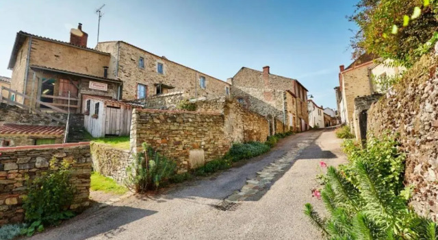 Le 19 Rue **,Maison de Charme Proche du Puy du Fou, Prenota Hotel Hotel a Aquitania con parcheggio, Parcheggio