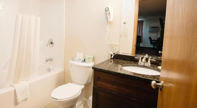 Четырёхместный номер Standard Days Inn by Wyndham Minot