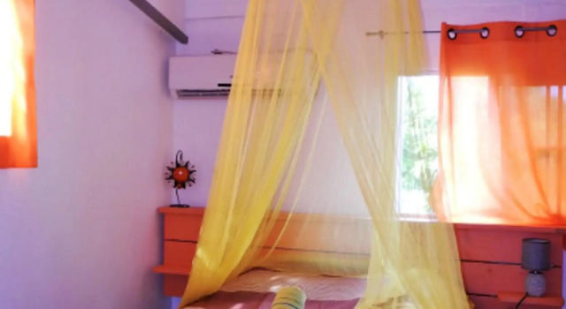 Bungalow d'une chambre avec vue sur la mer jardin clos et wifi a Deshaies, Rezerwuj Hotel Hotele w Basse-Terre z parkingiem, Parking