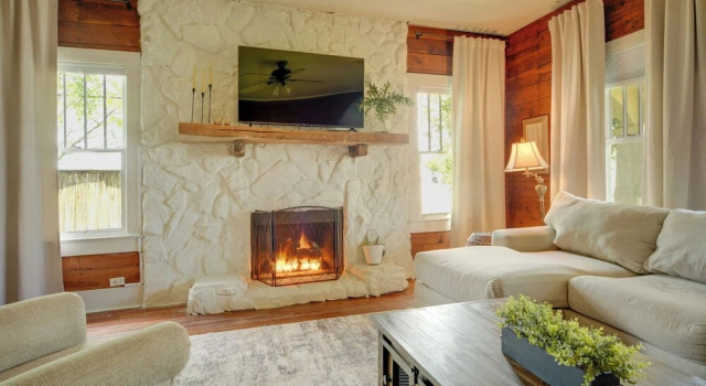 Pet-friendly Historic Home: Downtown Breaux Bridge, Book Feriehus Villaer i Missouri, Villa