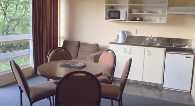 Семейный люкс с 2 комнатами с балконом Caves Motor Inn Waitomo