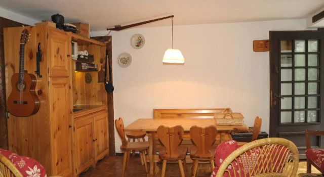 ALTIDO Rustic Apt for 4 with Parking Nearby Ski Lifts
