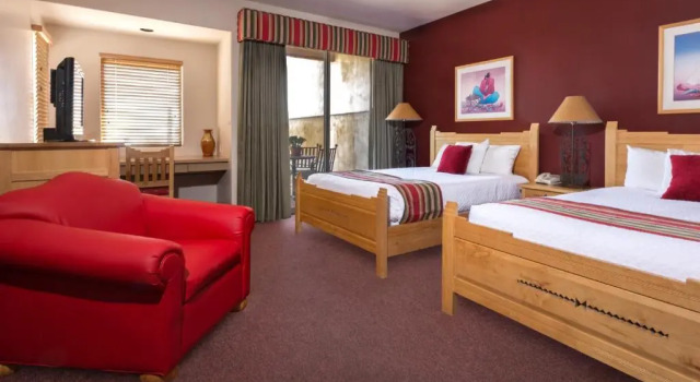 Четырёхместный номер Deluxe Inn at Eagle Mountain