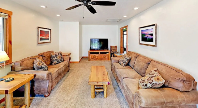 Quiet 2BR Home w/ Kid-Friendly Yard, Забронировать Дом для отпуска Отели South Lake Tahoe Area с парковкой, Парковка