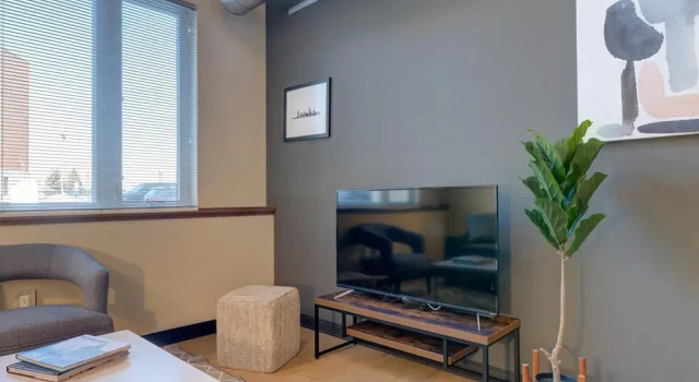 Kasa Relax in Your Spacious 1BD Pet Friendly Milwaukee, Забронировать Апартаменты/квартира Апартаменты Милуоки, рядом с Aurora Sinai Medical Center, Апартаменты/квартира