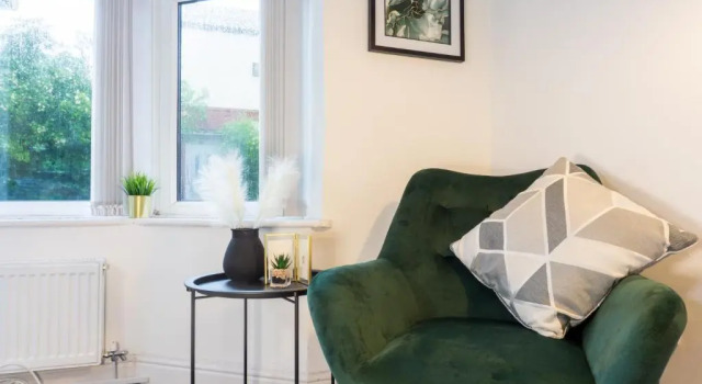 Air Host and Stay - Heyes House- Sleeps 7, free parking, mins from LFC, Забронировать Отель Отели Ливерпуля с парковкой, рядом с World of Glass, Парковка