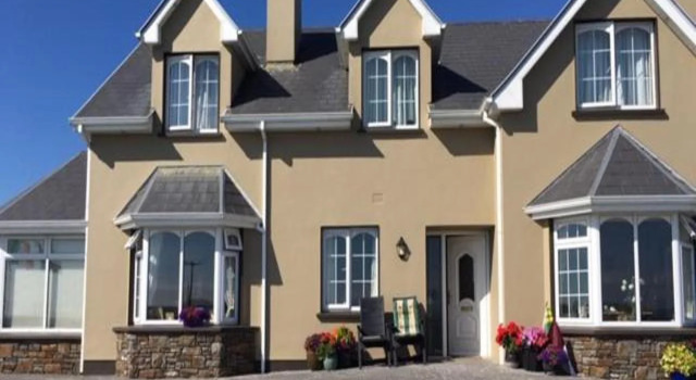 Cill Chiarain B&B, Book Bed and Breakfast Hoteller i Ballynaskreena med parkering, Parkering