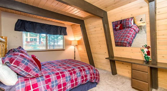 Spacious Wooded Tahoe Cabin by RedAwning, Забронировать Отель Карнелиан-Бэй Норт-Лейк-Тахо, рядом с Hwy 28 at Old County Rd Bus Stop