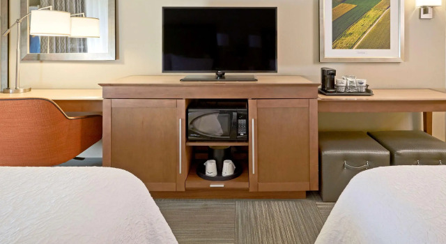 Четырёхместный номер Standard с видом на бассейн Hampton Inn Lancaster