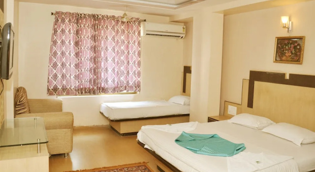 Трёхместный номер Deluxe Hotel Sai Suraj Palace