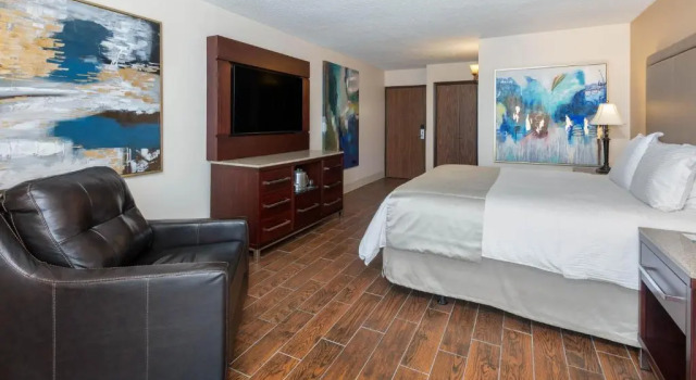 Двухместный люкс с 2 комнатами Wyndham Riverfront Hotel