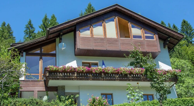 Apartment in a Wooded Area With Pool