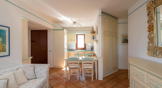 The apartment has 2 bedrooms, living room with kitchen, bathroom with shower and a large covered ter-Pedra Rosa F2, Prenota Appartamento Golfo Aranci Costa Smeralda