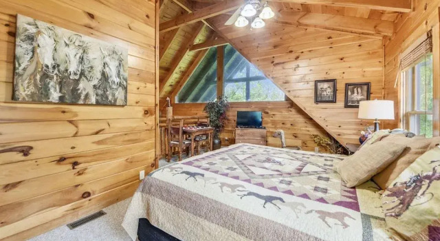 Horsin' Around 3 Bedroom Cabin by Redawning