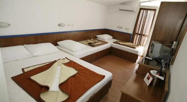 Четырёхместный номер Standard с балконом и с видом на море Beach Hotel