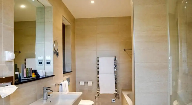 Четырёхместный номер Standard Oakley Hall Hotel