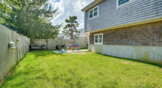 Коттедж Walk to Beach: Quaint Dennis Home w/ Deck + Grill!