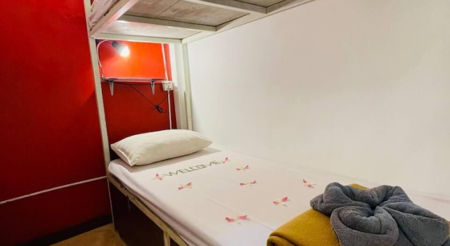Кровать в общем номере VPlus Hotel