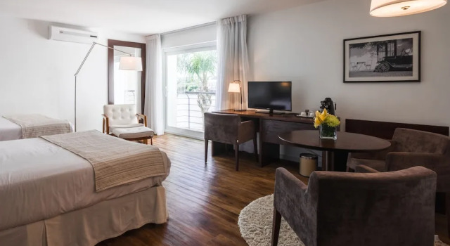 Четырёхместный номер Standard с балконом и с видом на реку Radisson Hotel Colonia del Sacramento