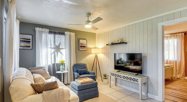 Steps to Sand! Ormond Beach Escape w/ Patio & BBQ, Book Feriehus Villaer i Florida, Villa