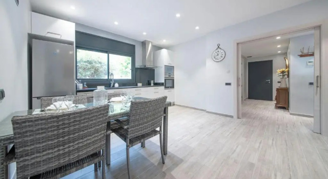 R94 Chalet con piscina privada 20m de la playa Calafell, Забронировать Шале Виллы El Baix Penedès, Вилла