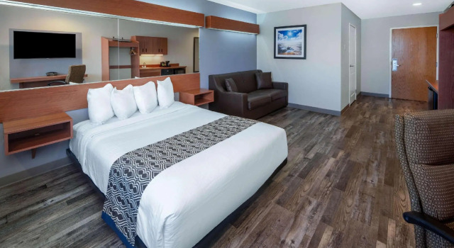 Двухместный люкс Microtel Inn & Suites by Wyndham Tracy