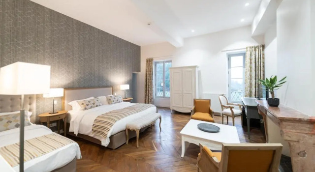 Le Château de Césarges, Réserver Hôtel Maubec Auvergne