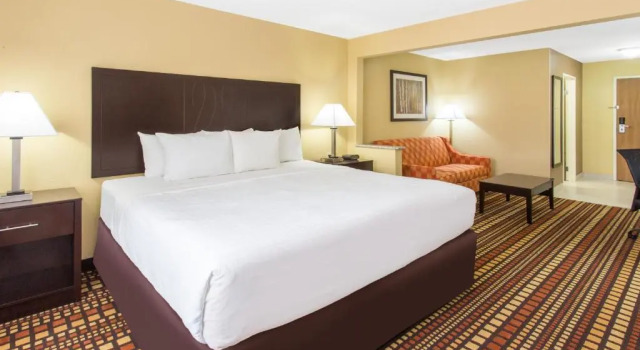 Люкс Days Inn & Suites by Wyndham Davenport East