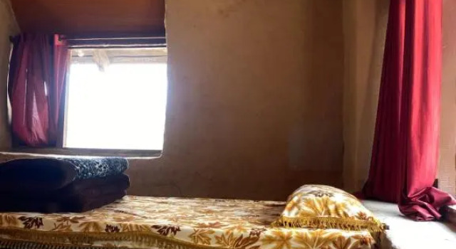 Кровать в общем номере Vrindas Mud House