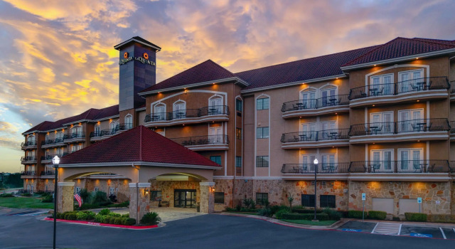 La Quinta Inn & Suites by Wyndham Marble Falls, Забронировать Отель СПА-отели Марбл-Фолс, SPA-услуги