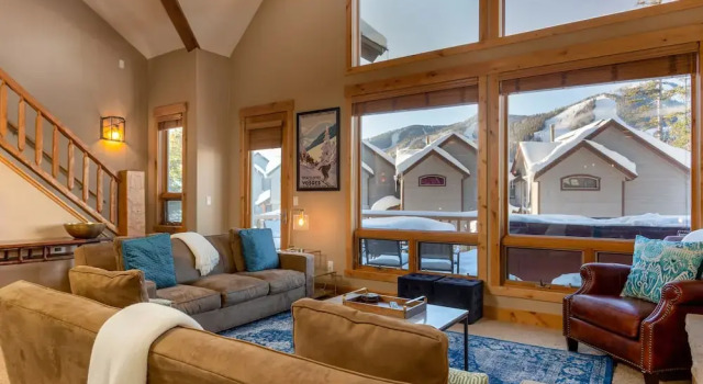 New Listing! Upscale W/ Private Hot Tub 5 Bedroom Townhouse