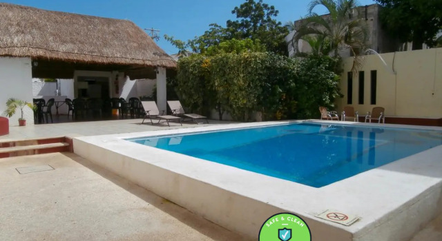 Кровать в общем номере Hotel Hacienda Cancun