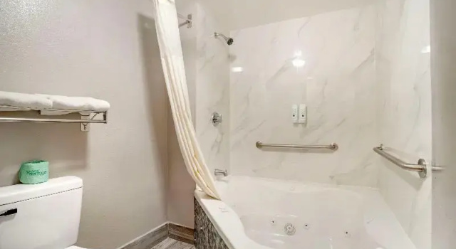 Четырёхместный люкс Quality Inn Simpsonville-Greenville