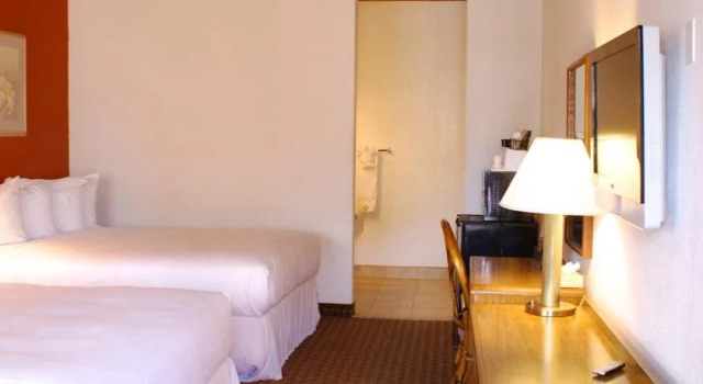 Days Inn San Diego Airport Convention Center/Harbor View, Забронировать Отель Отели Сан-Диего с парковкой, рядом с AD Nightclub, Парковка