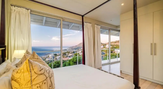Spacious Three Bedroom Villa in Camps Bay With Private Pool and Ocean Views The Falcon, Забронировать Вилла Коттеджи Cape Peninsula, Коттедж