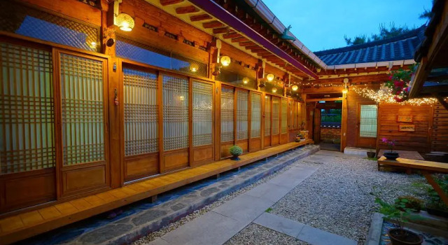 jeonju jeongdam jeontonghanogpensyeon, Забронировать Отель Чонджу Чолла-Пукто, рядом с Конфуцианская школа хянгё в Чонджу