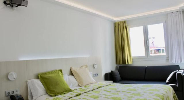 Junior-Suite 1 Schlafzimmer mit Stadtblick Rambla Alicante Contactless