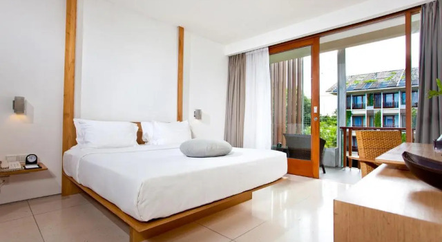 Номер Haven Deluxe с балконом и с видом на бассейн THE HAVEN Bali Seminyak