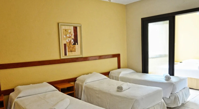 Четырёхместный номер Deluxe De Rose Palace Hotel