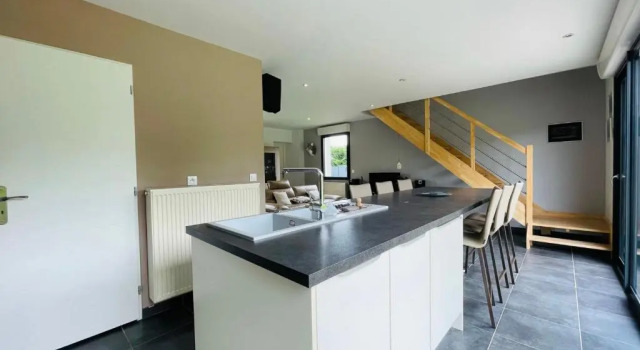 Contemporary house with garden in Saint-Cyr-sur-Loire, Boek Hotel  
