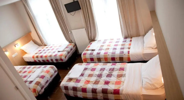 Четырёхместный номер Economy Hotel Barry
