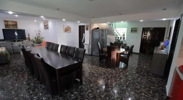 Коттедж с 5 комнатами Casa Lucian
