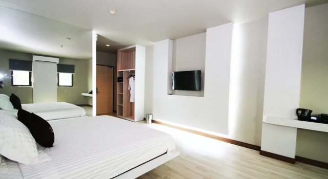 Полулюкс The L Hotel Entertainment