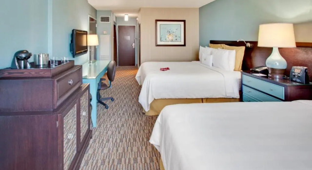Четырёхместный номер Superior Crowne Plaza Hotel Glen Ellyn/Lombard by IHG
